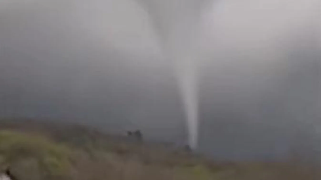 Tornádó tarolt Mezőrücsnél, rémisztő videó készült az egyik kertből
