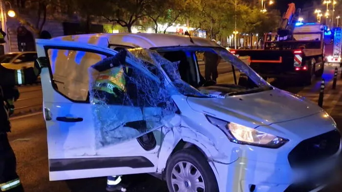 Drogos furgonos tarolt le egy taxit a Teréz körútnál