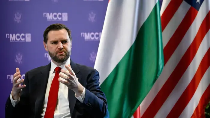 J.D. Vance az MCC-ben: Elfogadhatatlan, hogy Zelenszkij katonákat akart küldeni Orbán Viktor házához