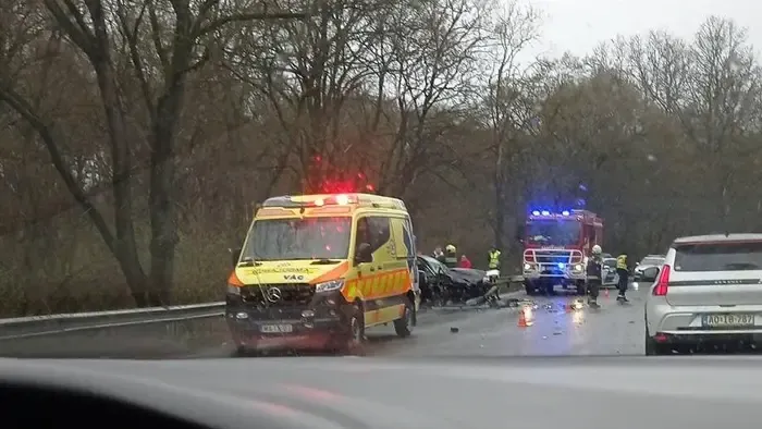 Megrendítő fotók készültek a 2-es főúton, a magyar színész gyerekét mentőhelikopter vitte el
