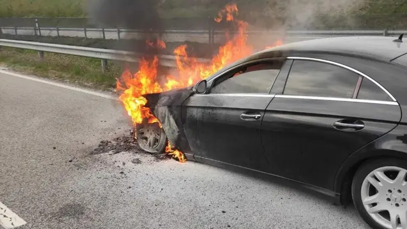 Szívfájdító fotók: Egy luxusautó semmisült meg a 21-es főúton