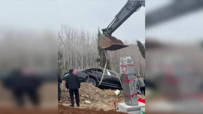 Luxusautójával együtt temettek el egy férfit