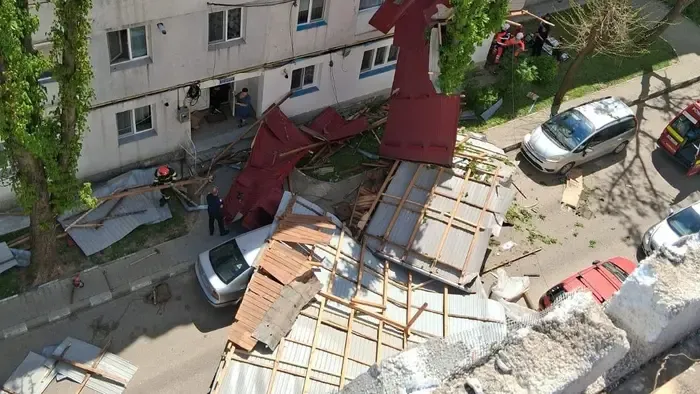 Leomlott egy társasház tetőszerkezete, egy járókelő belehalt a sérüléseibe