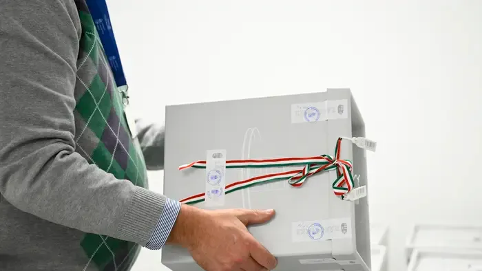 Megérkeztek a külképviseleti urnák, megkezdődhet a szavazatok szétválogatása