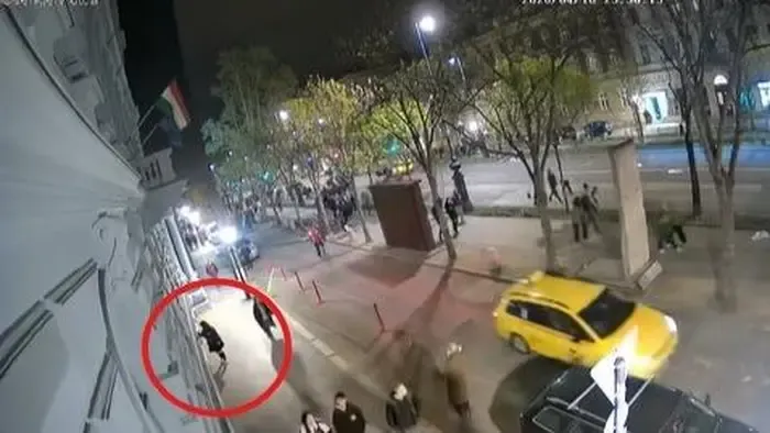 Meggyalázták a Terrorháza Múzeum Hősök falát Magyar Péter hívei