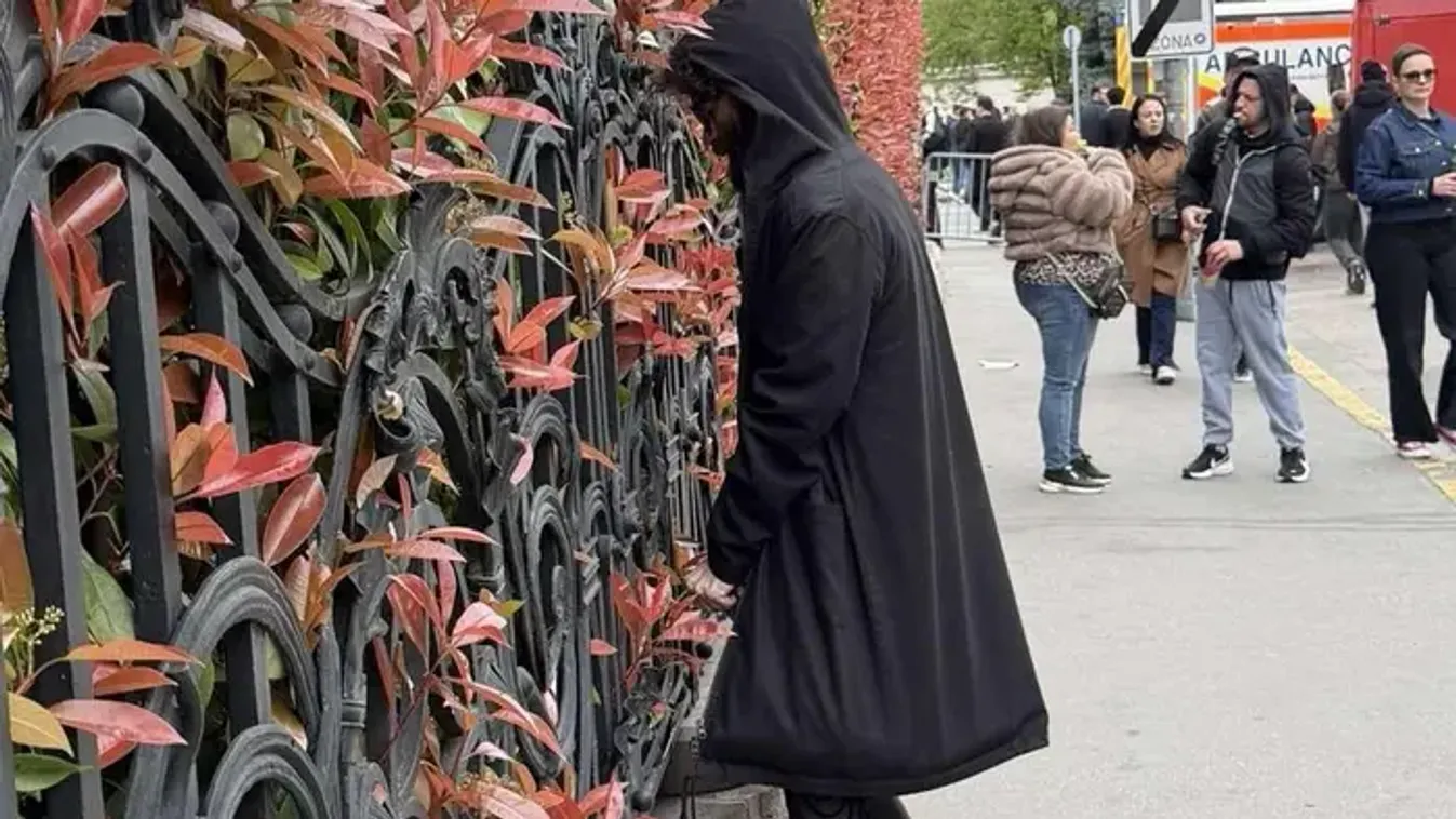 Cicanacis transzi vizelte oldalba a Fidesz székházat - Fotók