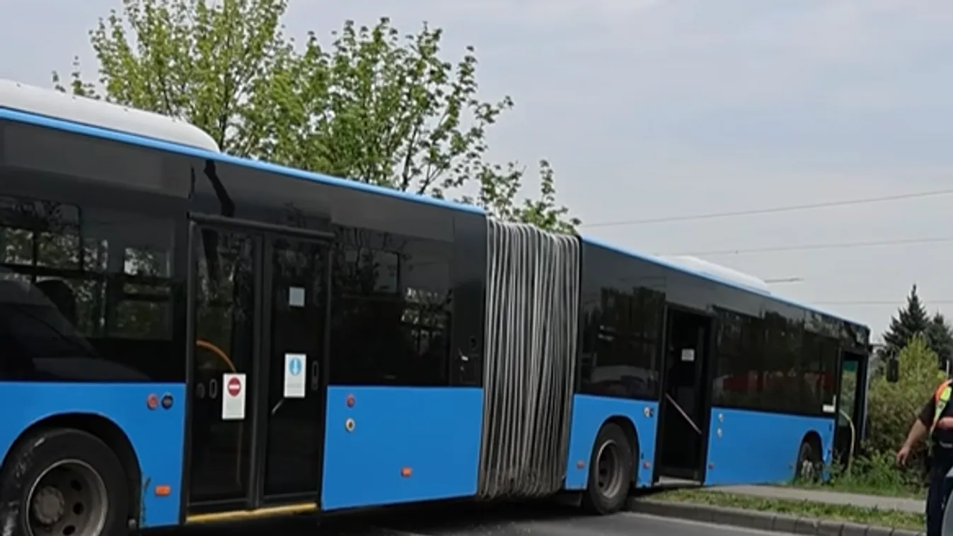 Szellembusz tört-zúzott Miskolcon, videón a bizarr eset nyomai