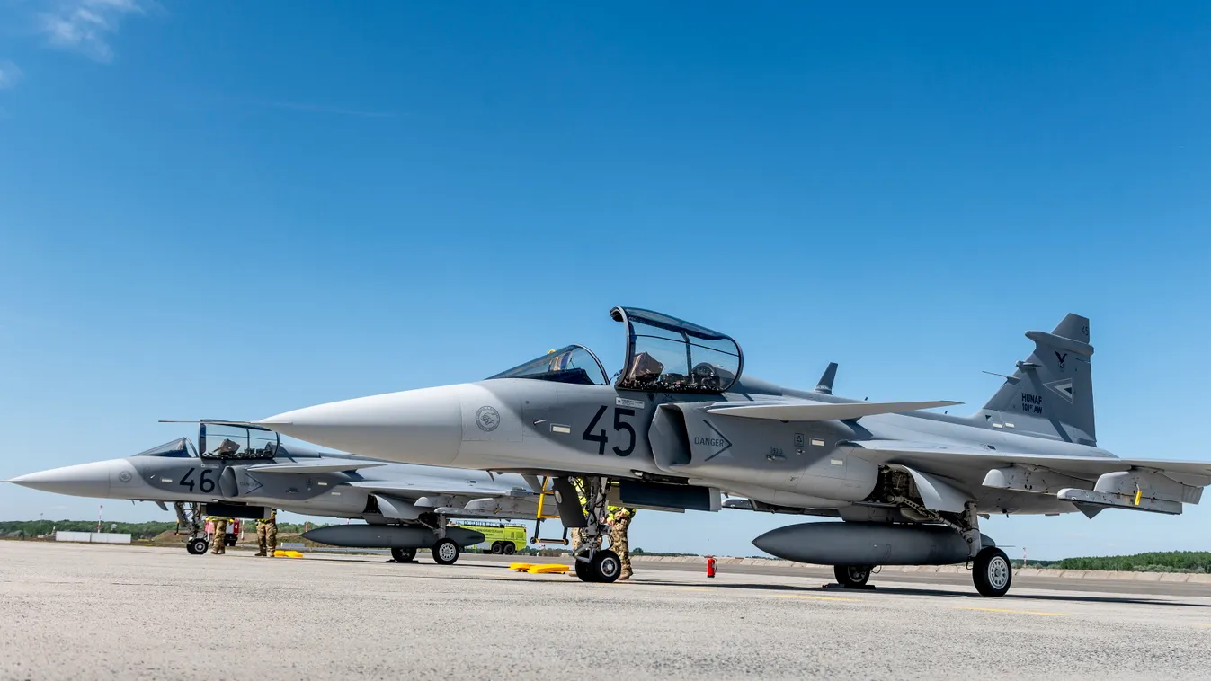 Megérkeztek Kecskemétre a legmodernebb Gripenek