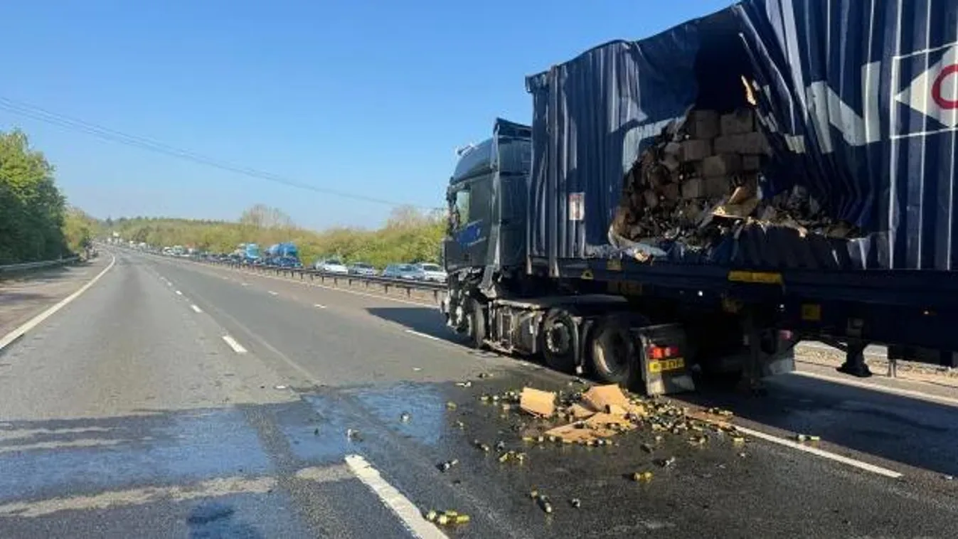 20 tonna Prosecco folyt ki az M4-es autópályán, leállt a forgalom
