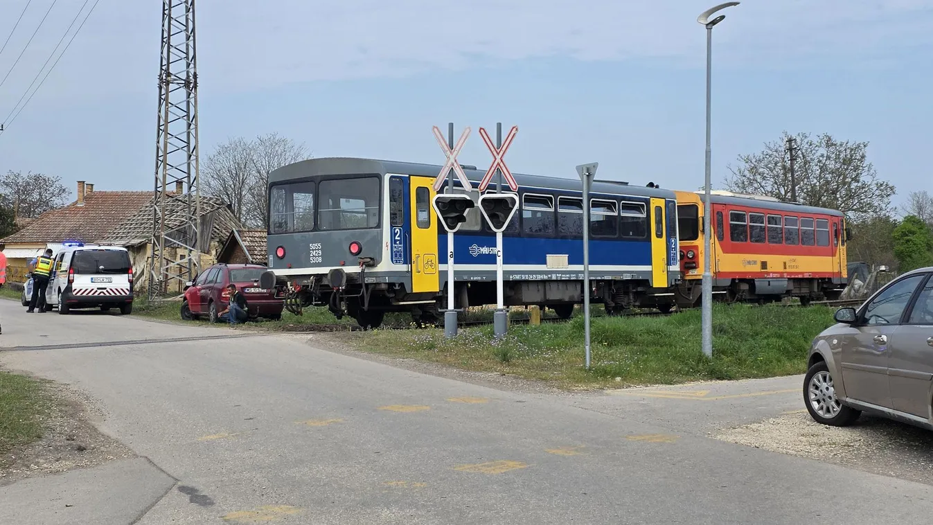 Vonat tarolt le egy autót Bács-Kiskunban, fotókon a baleset
