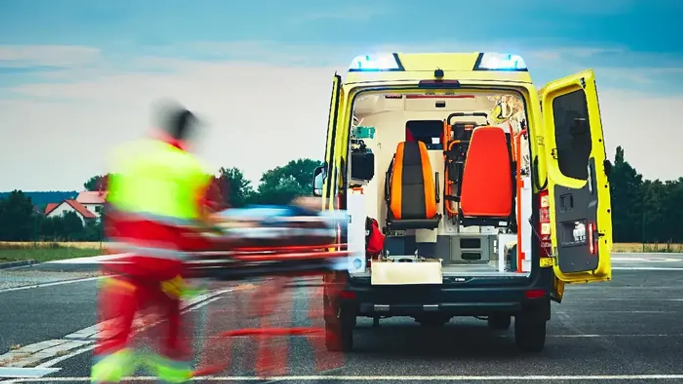 Kizuhant a babakocsiból, életveszélyes állapotban került kórházba egy csecsemő