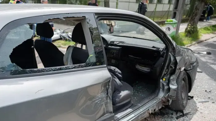 Drámai képsorok: Brutális baleset Budapesten, egy ember a roncsban ragadt