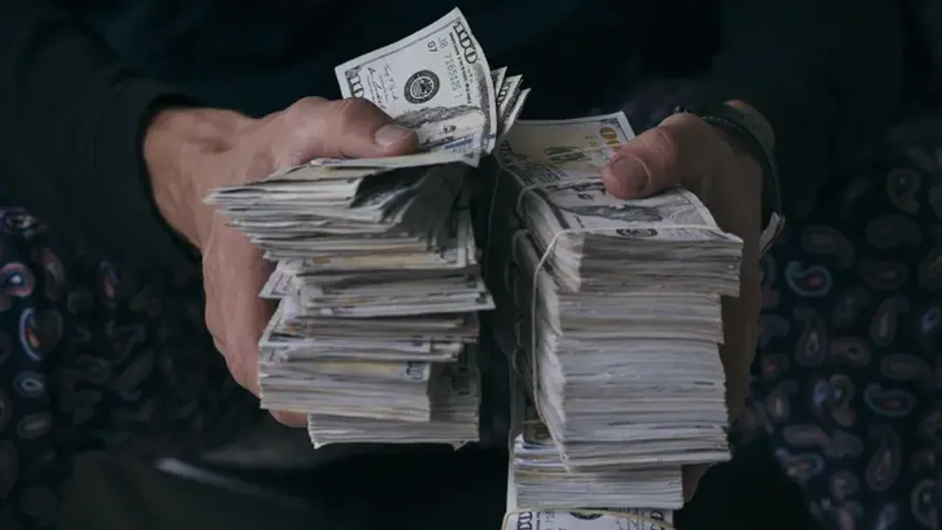 Azonnal intézkedni kellett a határon, radioaktív 100-assal akadt fenn valaki az ellenőrzésen