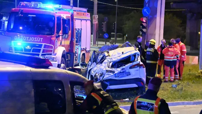 Ketten meghaltak, tömegbaleset történt a Váci úton