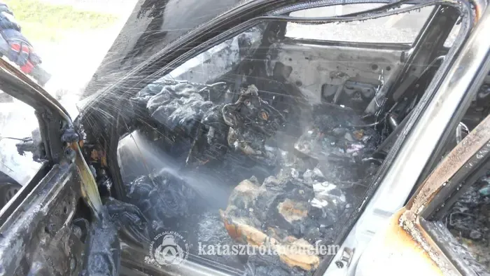 Menet közben kigyulladt, és porrá égett egy autó Nógrádban – Fotókkal