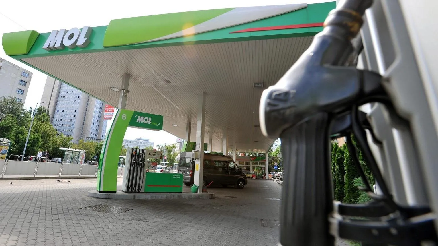 Lövések dördültek el egy szegedi benzinkúton