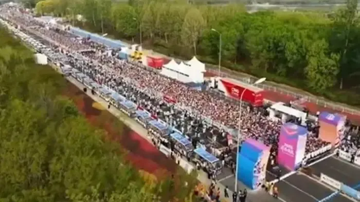 Hátborzongató videó: Emberi világcsúcsot döntött meg egy humanoid robot