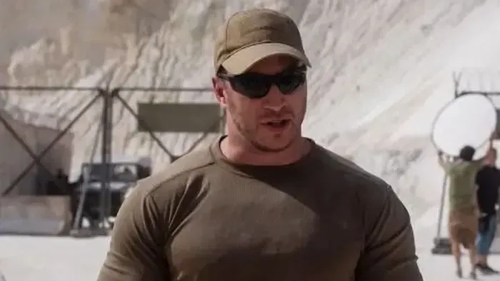 Csontig hatol: közröhej tárgya lett a tiszás katona - Videó