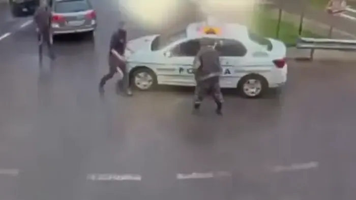 Baltával verte szét a rendőrautót egy idős férfi Dobollón - Videó