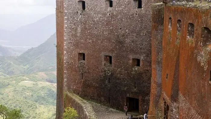 Legalább harminc ember meghalt, miután pánik tört ki egy turisztikai látványosságnál