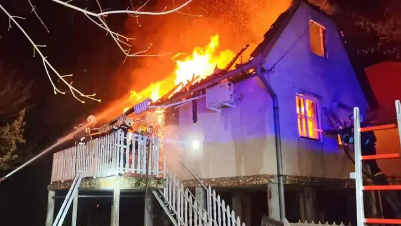 Lángba borult egy nyaraló Szabolcsban, fotón a méteres tűzcsóvák