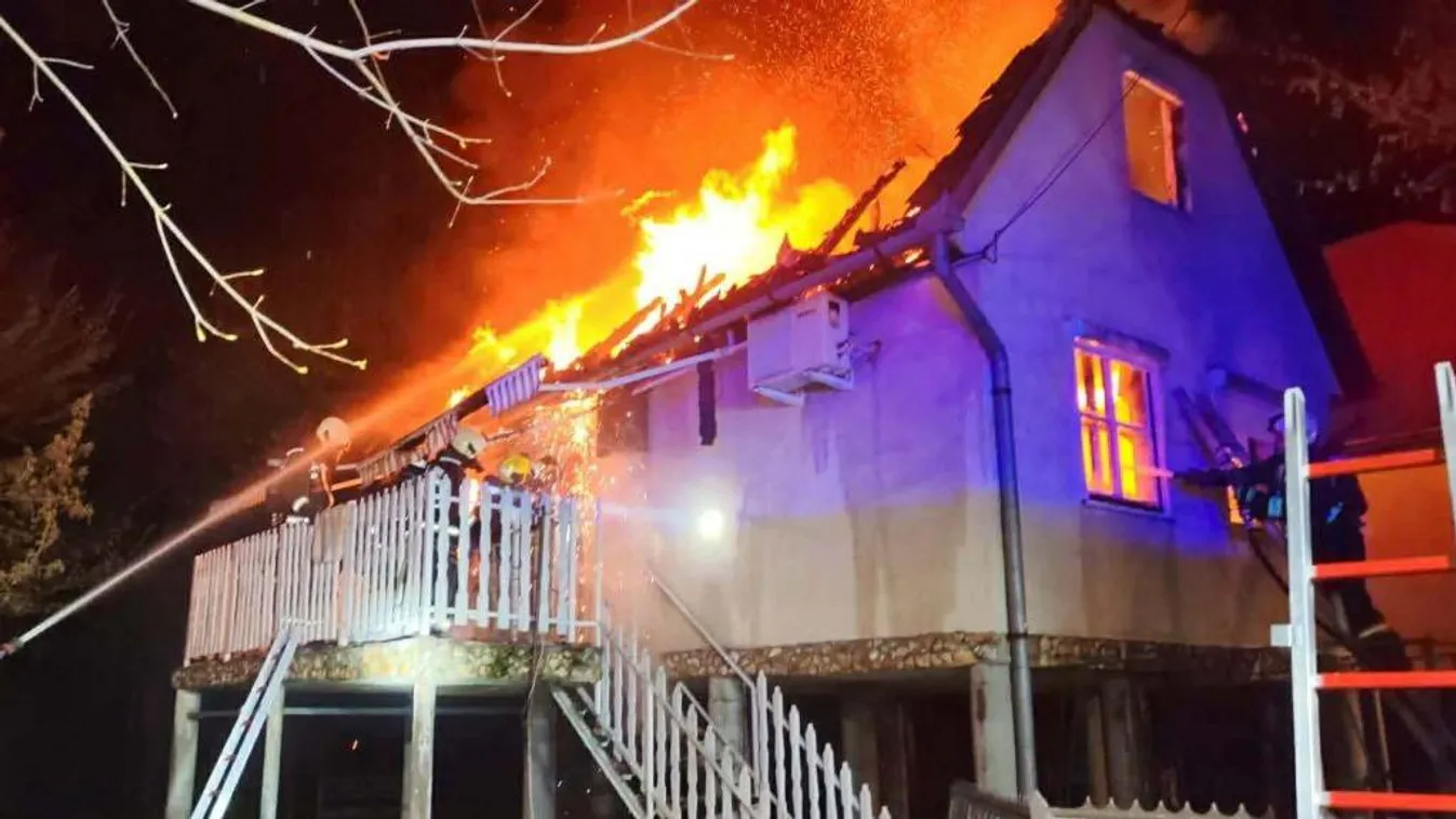 Lángba borult egy nyaraló Szabolcsban, fotón a méteres tűzcsóvák