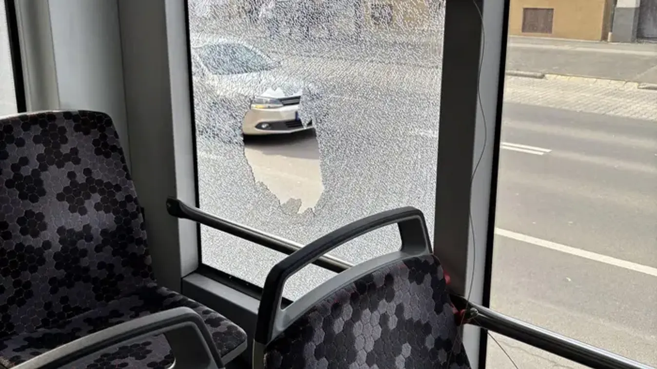 Csak ki akarta próbálni – hatalmas lyuk lett a busz ablakán Debrecenben
