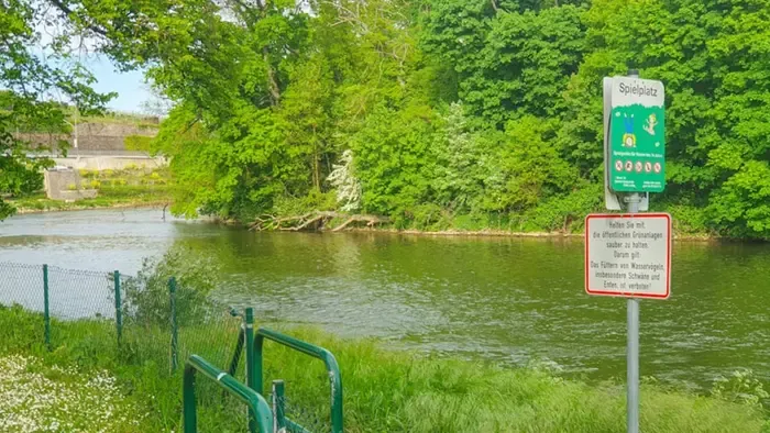 Az intenzívre került egy anya, miután folyóba esett gyermeke segítségére sietett