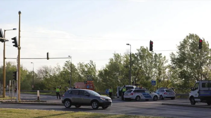 Meghalt egy biciklis a 83-ason