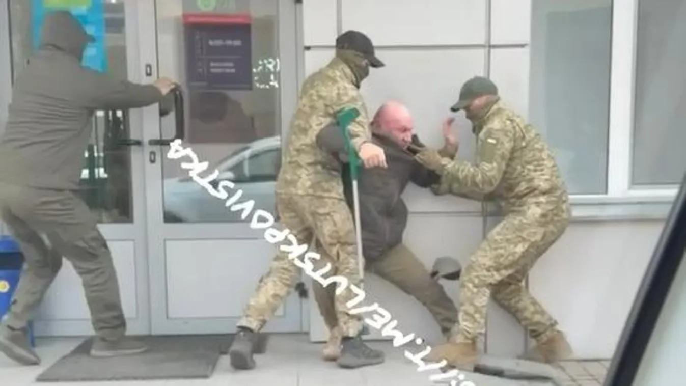 Felkavaró videó: Apja mellől rángattak el egy fiatalt Zelenszkij toborzótisztjei