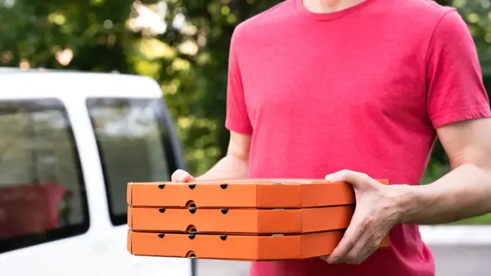 Egy átlagos kiszállításból óriási támogatás lett – közel 15 milliót kapott a futár