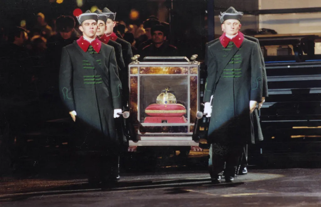 A Szent Korona átszállítása Nemzeti Múzeumból az Országház épületébe