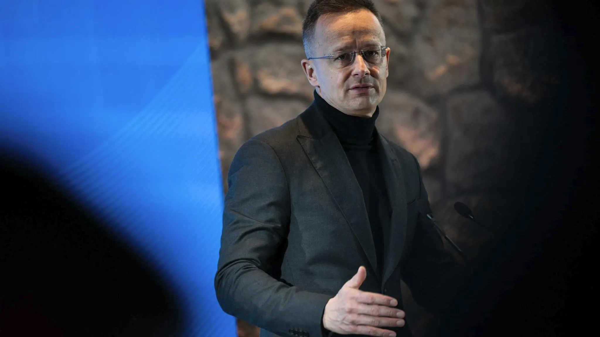 Szijjártó Péter: csak a nemzeti kormány képes kimaradni a háborúból