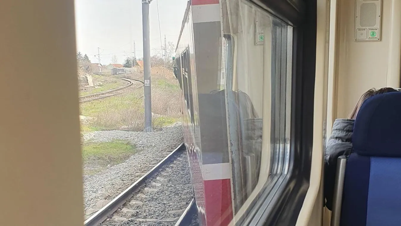 Kisiklott egy Szegedre tartó személyvonat, fotókon a helyszínen uralkodó állapotok