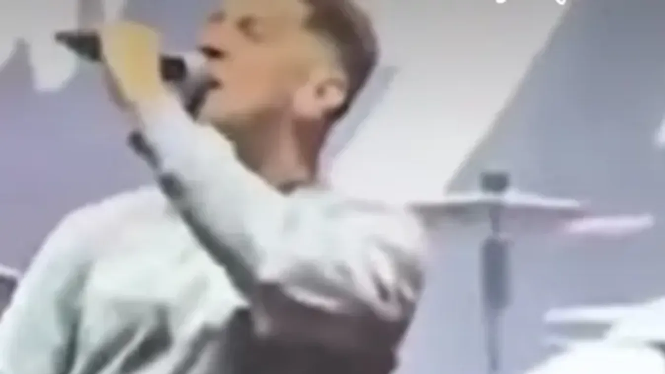 Ez a Tisza Párt erkölcsi fertője: A színpadon mutogatta nemi szervét a tiszás zenész