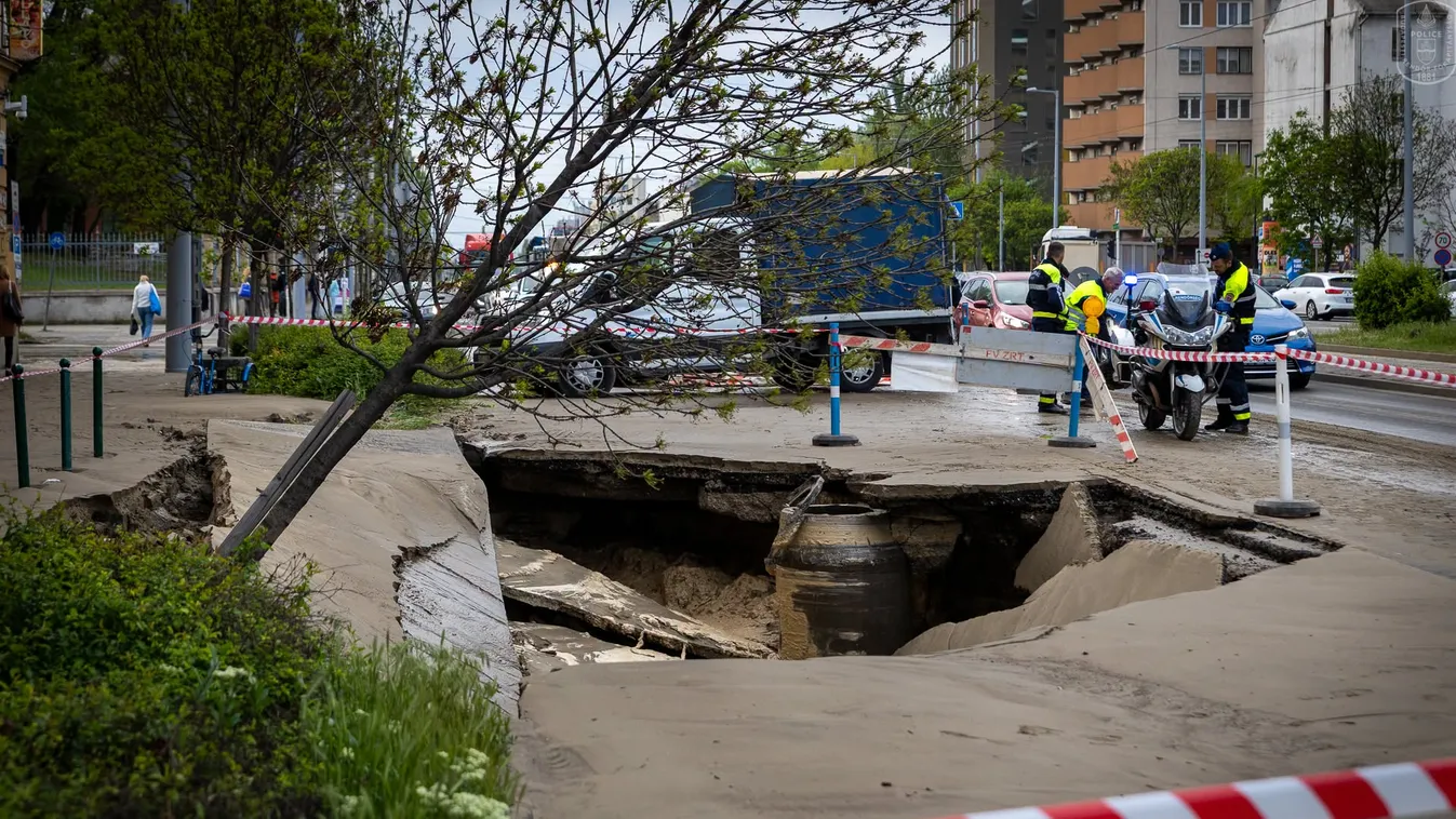 Hatalmas lyuk tátong a Róbert Károly körúton, megbénult a közlekedés – Fotók