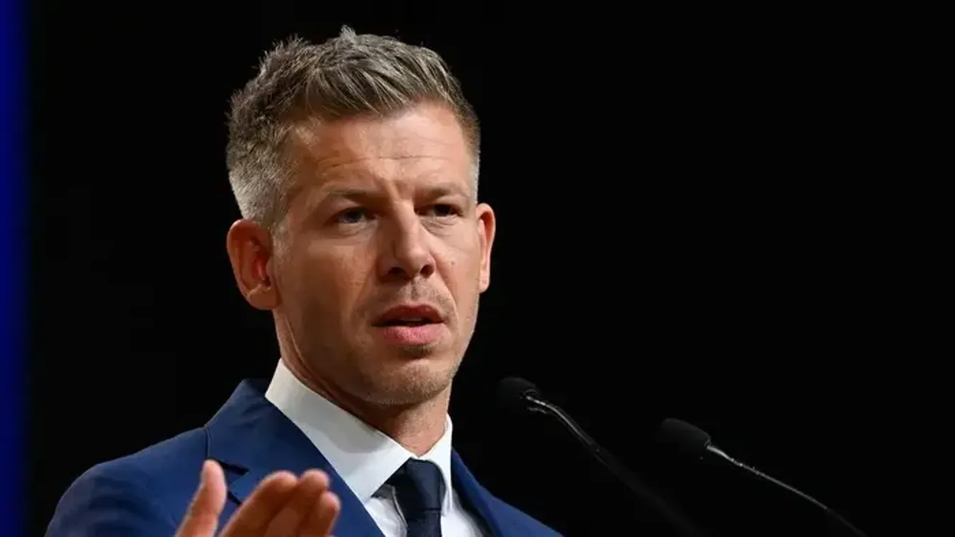 Ez gyors volt: a Politico szerint Magyar Péternek nagyon mélyen meg kell hajolnia Brüsszel előtt, és még így is lyukra futhat