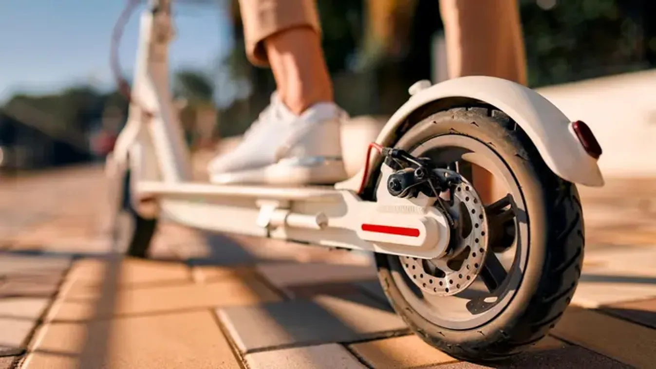 Egy rakás új szabály jön a rollerezéshez