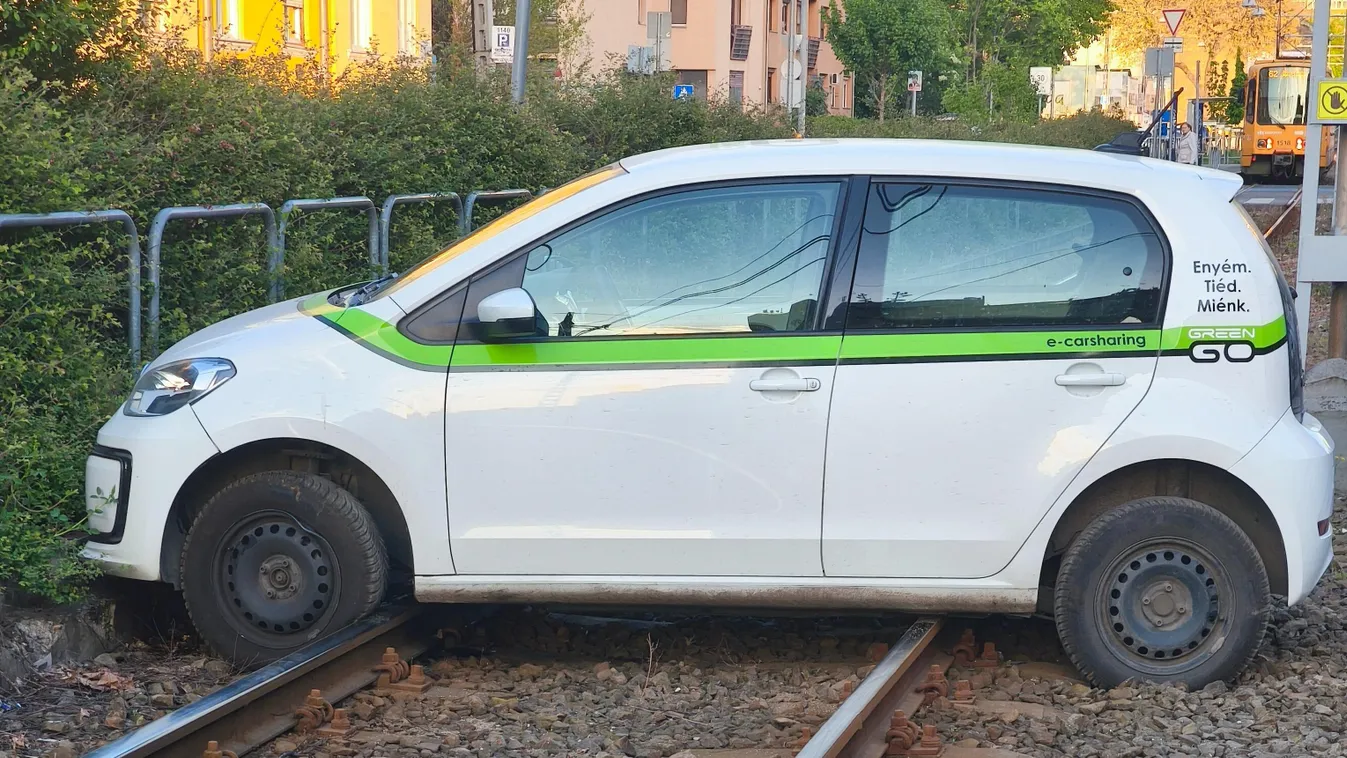 Ijedtében a villamossínre hajtott egy bérautó sofőrje Budapesten – Fotó