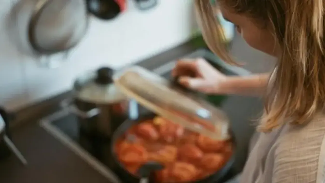 Undorító szokás a konyhában, amit a többség tagad, mégis elkövet