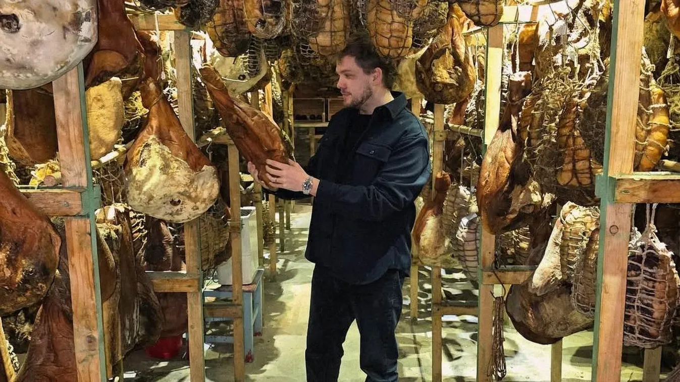 Friss húsokkal kapták lencsevégre a TV2 sztárját – így készült valójában a húsvétra