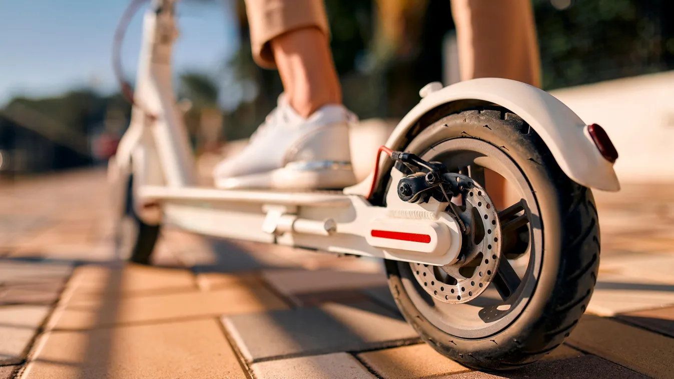 Egy rakás új szabály jön a rollerezéshez