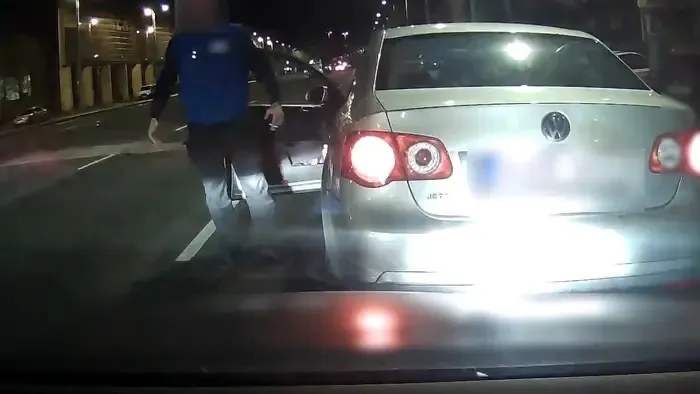 „Szájba lőlek, b***d meg” – elszabadult a pokol a Hungária körúton