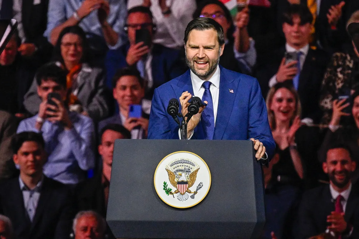 J.D. Vance amerikai alelnök beszédet mond a Magyar-Amerikai Barátság Napja alkalmából rendezett nagygyűlésen az MTK Sportparkban 2026. április 7-én.