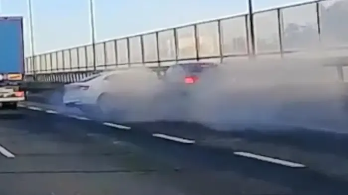 Lebontottak két autót az M0-son, videón az érthetetlen baleset