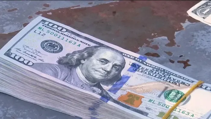 Derült égből pénzeső: közel 30 millió forintnyi készpénzt szórt ki az ablakon egy kislány