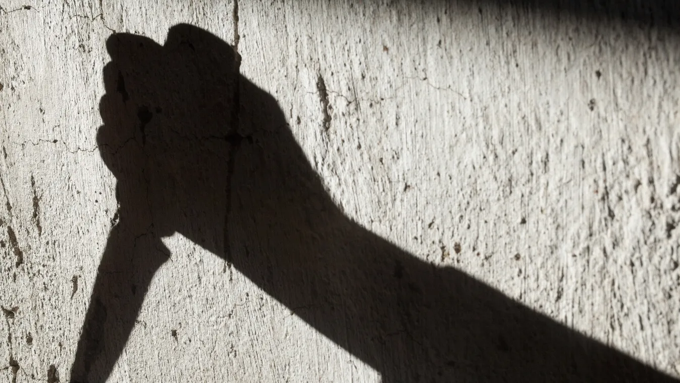 „Elvágom a torkodat, megdöglesz” – Családi vérfürdőt rendezett egy részeg férfi