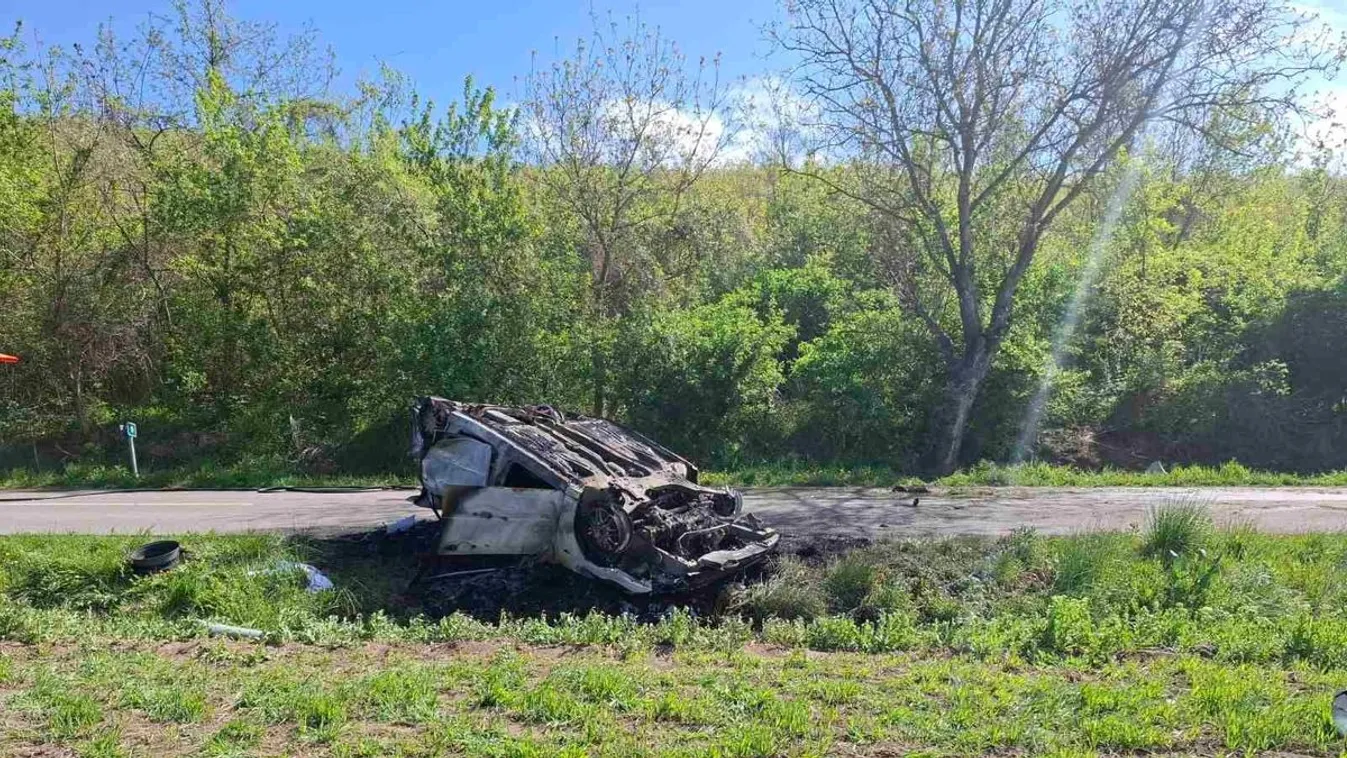 Halálos baleset Kölesdnél, egy nő beszorult az égő autóba