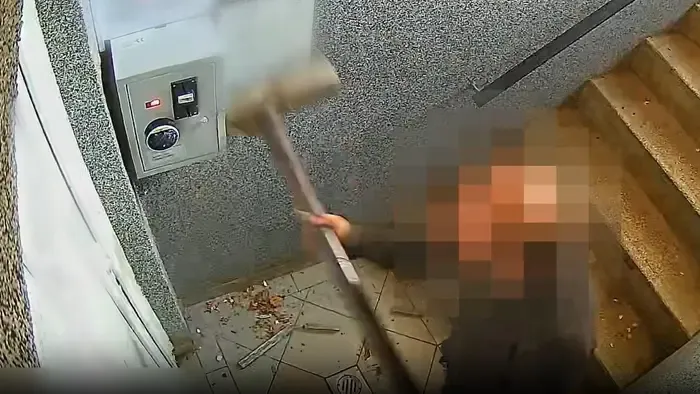 Három eszközzel, 198-szor ütötte meg a WC automatát, hogy pénzt szerezzen