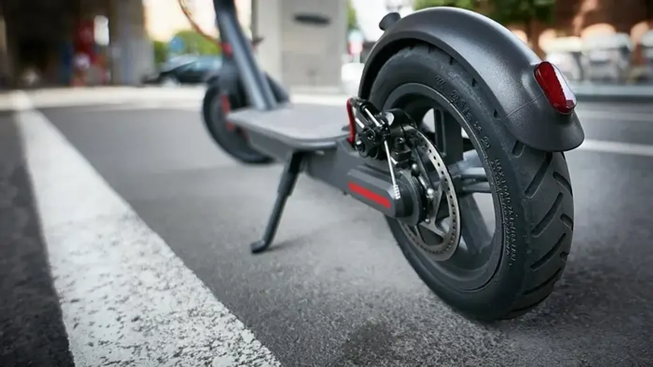 Van ahol kötelező irányjelzővel szerelni a rollereket, májustól lép életbe